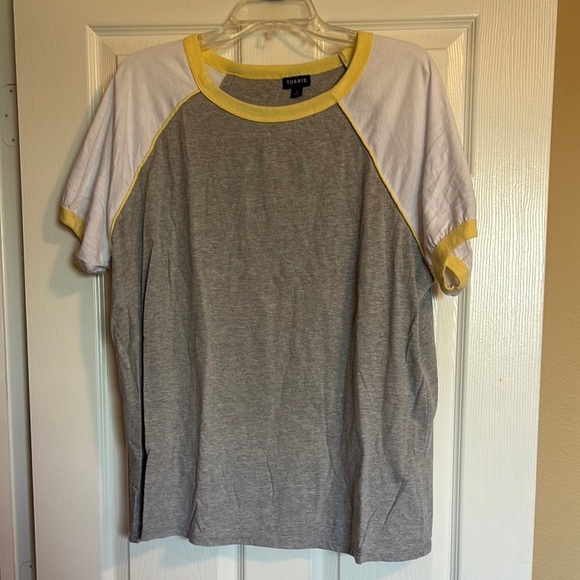 Torrid women’s gray, white and yellow short sleeve ringer t-shirt size 2/2X - Picture 1 of 8